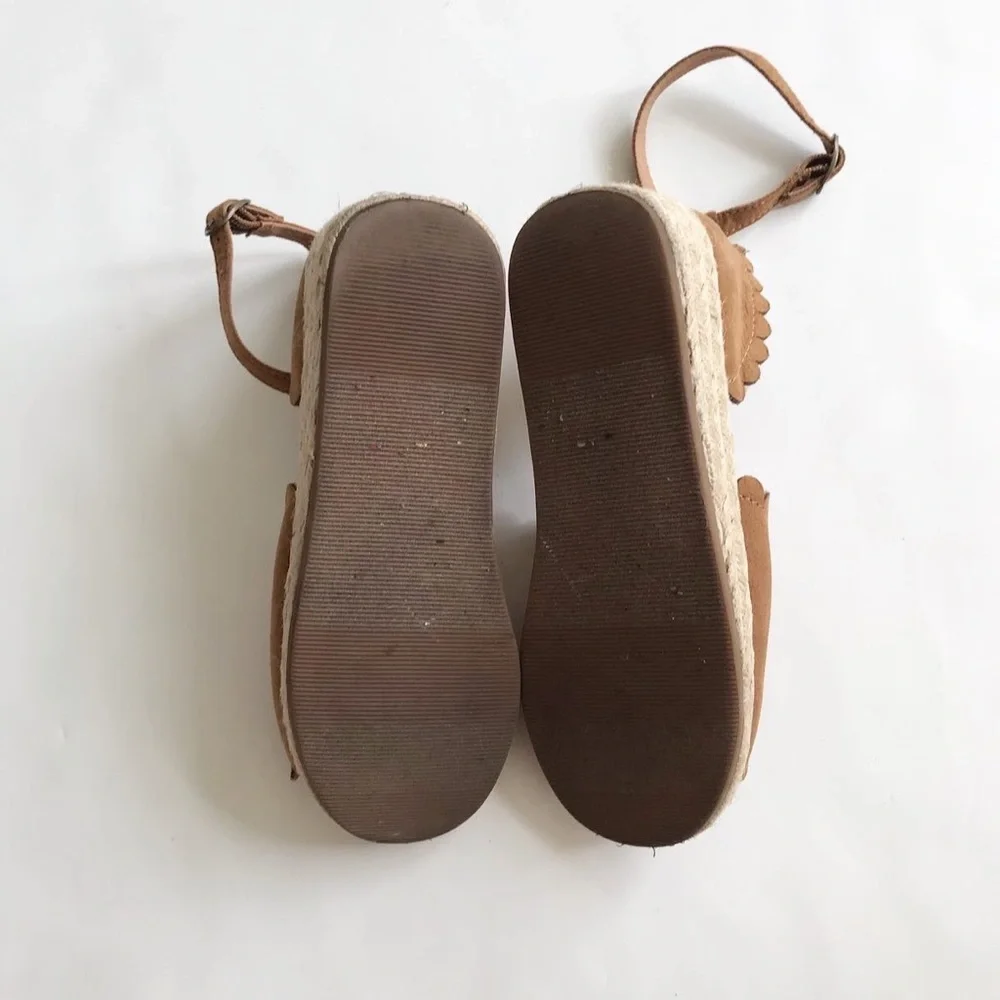 Gapkids tan scalloped open toe espadrilles sandals EUC  size 1 youth